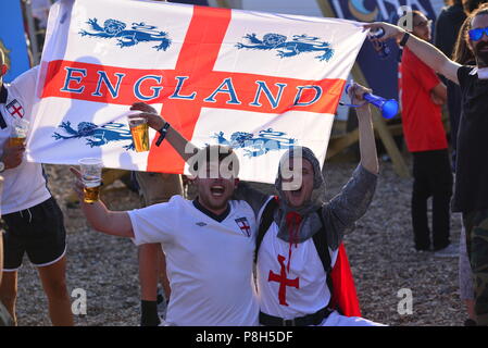 Brighton Beach England UK. 11. Juli 2018. Wm-Fußball-Fans sehen Sie sich das England v Kroatien Halbfinale auf Brighton Beach. Caron Watson/Alamy leben Nachrichten Stockfoto