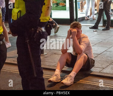 11. Juni 2018 Rund 50 Polizisten in Brentwood Essex eingesetzt nach England verliert gegen Kroatien. Fans Tränen wandte sich an Unordnung und Essex Polizei hatte zu löschen Fans nach unten, um die gesamte Länge der High Street. Eine kleine Gruppe von Fans gefordert, die Polizei und die Verhaftungen wurden vorgenommen. Kredit Ian Davidson/Alamy leben Nachrichten Stockfoto