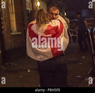 11. Juni 2018 Rund 50 Polizisten in Brentwood Essex eingesetzt nach England verliert gegen Kroatien. Fans Tränen wandte sich an Unordnung und Essex Polizei hatte zu löschen Fans nach unten, um die gesamte Länge der High Street. Eine kleine Gruppe von Fans gefordert, die Polizei und die Verhaftungen wurden vorgenommen. Kredit Ian Davidson/Alamy leben Nachrichten Stockfoto