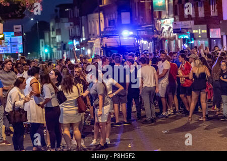 Brentwood Essex 11. Juni 2018 Rund 50 Polizisten in Brentwood Essex eingesetzt nach England verliert gegen Kroatien. Fans Tränen wandte sich an Unordnung und Essex Polizei hatte zu löschen Fans nach unten, um die gesamte Länge der High Street. Eine kleine Gruppe von Fans gefordert, die Polizei und die Verhaftungen wurden vorgenommen. Kredit Ian Davidson/Alamy leben Nachrichten Stockfoto