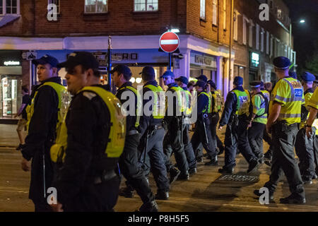 Brentwood Essex 11. Juni 2018 Rund 50 Polizisten in Brentwood Essex eingesetzt nach England verliert gegen Kroatien. Fans Tränen wandte sich an Unordnung und Essex Polizei hatte zu löschen Fans nach unten, um die gesamte Länge der High Street. Eine kleine Gruppe von Fans gefordert, die Polizei und die Verhaftungen wurden vorgenommen. Kredit Ian Davidson/Alamy leben Nachrichten Stockfoto