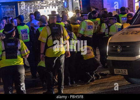 Brentwood Essex 11. Juni 2018 Rund 50 Polizisten in Brentwood Essex eingesetzt nach England verliert gegen Kroatien. Fans Tränen wandte sich an Unordnung und Essex Polizei hatte zu löschen Fans nach unten, um die gesamte Länge der High Street. Eine kleine Gruppe von Fans gefordert, die Polizei und die Verhaftungen wurden vorgenommen. Kredit Ian Davidson/Alamy leben Nachrichten Stockfoto