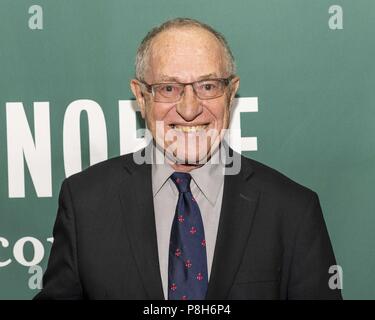 New York, NY, USA. 11. Juli 2018. ALAN DERSHOWITZ Förderung sein neuestes Buch, "Der Fall gegen Impeaching Trump'', an der Barnes & Noble am Union Square in New York City am 11. Juli 2018 Credit: Michael Brochstein/ZUMA Draht/Alamy leben Nachrichten Stockfoto