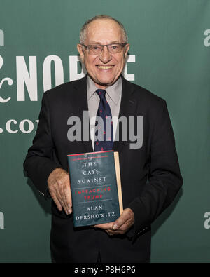 New York, NY, USA. 11. Juli 2018. ALAN DERSHOWITZ Förderung sein neuestes Buch, "Der Fall gegen Impeaching Trump'', an der Barnes & Noble am Union Square in New York City am 11. Juli 2018 Credit: Michael Brochstein/ZUMA Draht/Alamy leben Nachrichten Stockfoto