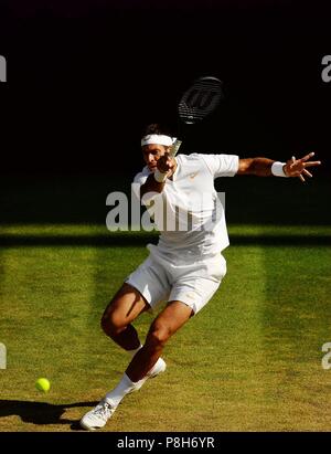 (1807012) - LONDON, 12. Juli 2018 (Xinhua) - Juan Martin Del Potro aus Argentinien hits eine Rückkehr während der Männer singles Viertelfinalegleichen gegen Rafael Nadal aus Spanien an der Wimbledon Championships 2018 in London, Großbritannien, 11. Juli 2018. Juan Martin Del Potro verlor 2-3. (Xinhua / Guo Qiuda) Stockfoto