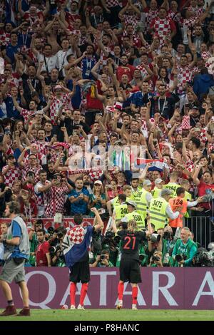 Mario MANDZUKIC (links, CRO) und Domagoj VIDA (CRO) Sieg feiern mit den Fans, Jubel, Jubel, Jubeln, Freude, Jubel, zu feiern, zu abschließenden Jubel, Ventilator, Ventilatoren, Zuschauer, Fans, Supporter, Hochformat, Kroatien (CRO) - England (ENG) 2:1, Halbfinale, Spiel 62, am 11.07.2018 in Moskau; Fußball-WM 2018 in Russland vom 14.06. - 15.07.2018. | Verwendung weltweit Stockfoto