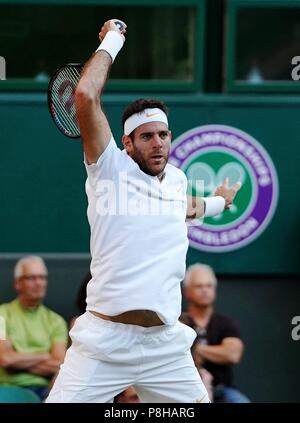 (1807012) - LONDON, 12. Juli 2018 (Xinhua) - Juan Martin Del Potro aus Argentinien hits eine Rückkehr während der Männer singles Viertelfinalegleichen gegen Rafael Nadal aus Spanien an der Wimbledon Championships 2018 in London, Großbritannien, 11. Juli 2018. Juan Martin Del Potro verlor 2-3. (Xinhua / Guo Qiuda) Stockfoto