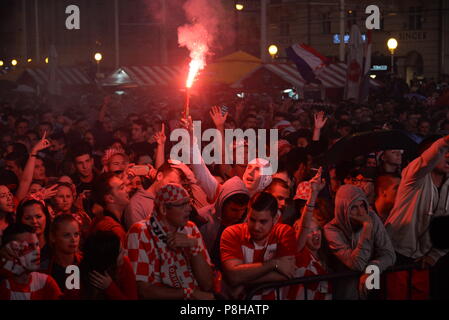 Zagreb, Kroatien. 11. Juli 2018. Fans von Kroatien beobachten Sie die FIFA WM Halbfinale zwischen Kroatien und England in Zagreb, Hauptstadt von Kroatien, 11. Juli 2018. Kroatien gewann 2-1 in den überstunden. Credit: Gao Lei/Xinhua/Alamy leben Nachrichten Stockfoto