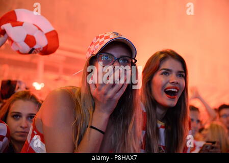 Zagreb, Kroatien. 11. Juli 2018. Fans von Kroatien beobachten Sie die FIFA WM Halbfinale zwischen Kroatien und England in Zagreb, Hauptstadt von Kroatien, 11. Juli 2018. Kroatien gewann 2-1 in den überstunden. Credit: Gao Lei/Xinhua/Alamy leben Nachrichten Stockfoto