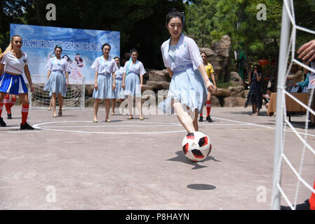 Hangzh, Hangzh, China. 12. Juli 2018. Hangzhou, China - Russische Mädchen Fussball spielen mit chinesischen Mädchen an Songcheng Scenic Area in Hangzhou, China Zhejiang Provinz. Credit: SIPA Asien/ZUMA Draht/Alamy leben Nachrichten Stockfoto