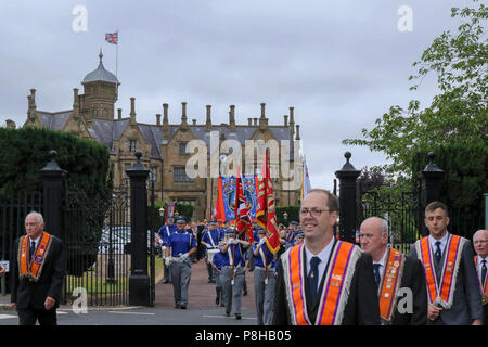 Lurgan, County Armagh, Nordirland. vom 12. Juli 2018. Der zwölften Juli wird von Orange Um markierte Paraden über Nordirland. Lurgan Bezirk verlassen ihren Hauptsitz am Brownlow House vor der Parade der Stadt zum War Memorial und dann den Kopf auf Loughgall für die wichtigsten County Armagh Demonstration. Die Paraden über Nordirland kennzeichnen den Sieg von Wilhelm von Orange über James in der Schlacht am Boyne im Jahre 1690. Credit: CAZIMB/Alamy Leben Nachrichten. Stockfoto