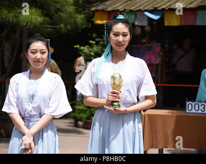 Hangzh, Hangzh, China. 12. Juli 2018. Hangzhou, China - Russische Mädchen Fussball spielen mit chinesischen Mädchen an Songcheng Scenic Area in Hangzhou, China Zhejiang Provinz. Credit: SIPA Asien/ZUMA Draht/Alamy leben Nachrichten Stockfoto