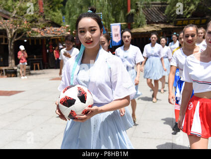 Hangzh, Hangzh, China. 12. Juli 2018. Hangzhou, China - Russische Mädchen Fussball spielen mit chinesischen Mädchen an Songcheng Scenic Area in Hangzhou, China Zhejiang Provinz. Credit: SIPA Asien/ZUMA Draht/Alamy leben Nachrichten Stockfoto