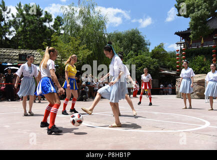 Hangzh, Hangzh, China. 12. Juli 2018. Hangzhou, China - Russische Mädchen Fussball spielen mit chinesischen Mädchen an Songcheng Scenic Area in Hangzhou, China Zhejiang Provinz. Credit: SIPA Asien/ZUMA Draht/Alamy leben Nachrichten Stockfoto