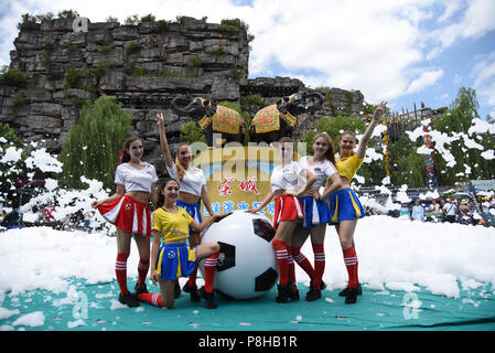 Hangzh, Hangzh, China. 12. Juli 2018. Hangzhou, China - Russische Mädchen Fussball spielen mit chinesischen Mädchen an Songcheng Scenic Area in Hangzhou, China Zhejiang Provinz. Credit: SIPA Asien/ZUMA Draht/Alamy leben Nachrichten Stockfoto