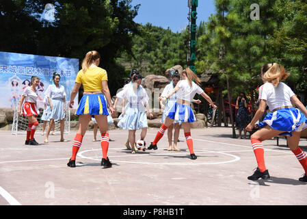 Hangzh, Hangzh, China. 12. Juli 2018. Hangzhou, China - Russische Mädchen Fussball spielen mit chinesischen Mädchen an Songcheng Scenic Area in Hangzhou, China Zhejiang Provinz. Credit: SIPA Asien/ZUMA Draht/Alamy leben Nachrichten Stockfoto