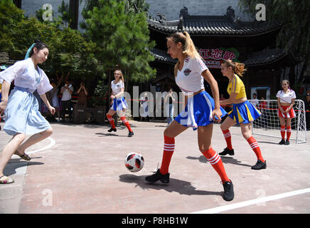 Hangzh, Hangzh, China. 12. Juli 2018. Hangzhou, China - Russische Mädchen Fussball spielen mit chinesischen Mädchen an Songcheng Scenic Area in Hangzhou, China Zhejiang Provinz. Credit: SIPA Asien/ZUMA Draht/Alamy leben Nachrichten Stockfoto