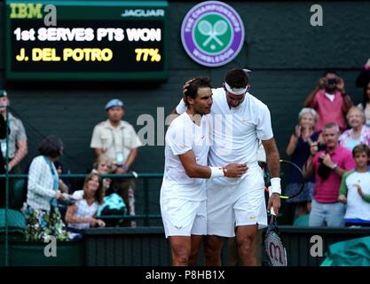 (1807012) - LONDON, 12. Juli 2018 (Xinhua) - Rafael Nadal (vorne L) von Spanien komfort Juan Martin Del Potro aus Argentinien nach den Herren singles viertelfinalegleichen an der Wimbledon Championships 2018 in London, Großbritannien, 11. Juli 2018. Rafael Nadal gewann 3-2. (Xinhua / Guo Qiuda) Stockfoto