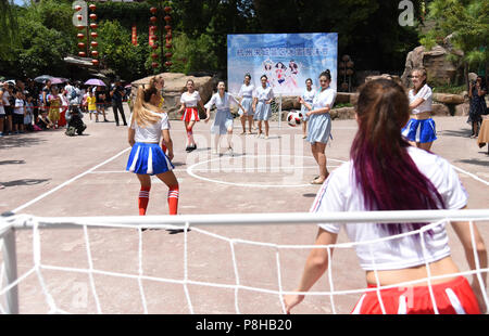 Hangzh, Hangzh, China. 12. Juli 2018. Hangzhou, China - Russische Mädchen Fussball spielen mit chinesischen Mädchen an Songcheng Scenic Area in Hangzhou, China Zhejiang Provinz. Credit: SIPA Asien/ZUMA Draht/Alamy leben Nachrichten Stockfoto