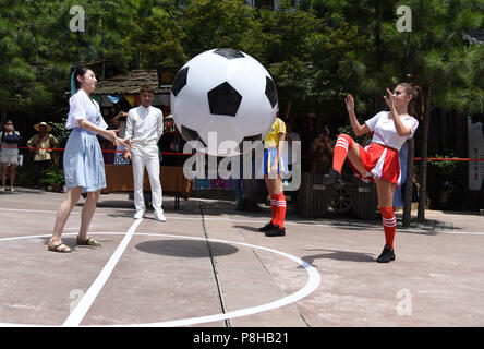 Hangzh, Hangzh, China. 12. Juli 2018. Hangzhou, China - Russische Mädchen Fussball spielen mit chinesischen Mädchen an Songcheng Scenic Area in Hangzhou, China Zhejiang Provinz. Credit: SIPA Asien/ZUMA Draht/Alamy leben Nachrichten Stockfoto