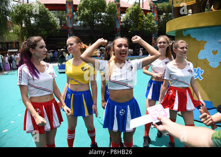 Hangzh, Hangzh, China. 12. Juli 2018. Hangzhou, China - Russische Mädchen Fussball spielen mit chinesischen Mädchen an Songcheng Scenic Area in Hangzhou, China Zhejiang Provinz. Credit: SIPA Asien/ZUMA Draht/Alamy leben Nachrichten Stockfoto