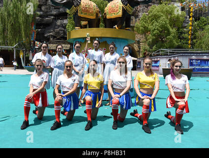 Hangzh, Hangzh, China. 12. Juli 2018. Hangzhou, China - Russische Mädchen Fussball spielen mit chinesischen Mädchen an Songcheng Scenic Area in Hangzhou, China Zhejiang Provinz. Credit: SIPA Asien/ZUMA Draht/Alamy leben Nachrichten Stockfoto