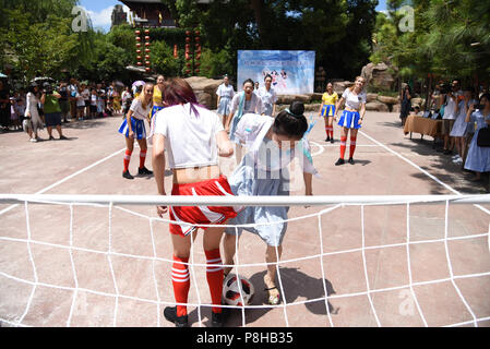 Hangzh, Hangzh, China. 12. Juli 2018. Hangzhou, China - Russische Mädchen Fussball spielen mit chinesischen Mädchen an Songcheng Scenic Area in Hangzhou, China Zhejiang Provinz. Credit: SIPA Asien/ZUMA Draht/Alamy leben Nachrichten Stockfoto