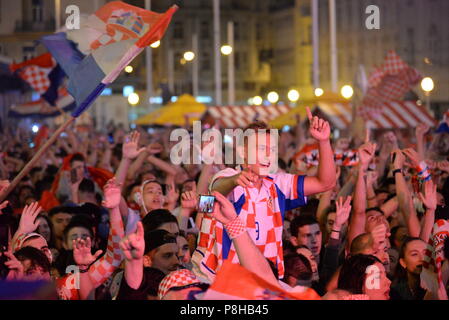 Zagreb, Kroatien. 11. Juli 2018. Fans von Kroatien beobachten Sie die FIFA WM Halbfinale zwischen Kroatien und England in Zagreb, Hauptstadt von Kroatien, 11. Juli 2018. Kroatien gewann 2-1 in den überstunden. Credit: Gao Lei/Xinhua/Alamy leben Nachrichten Stockfoto