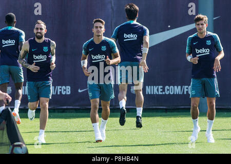 Juli 12, 2018 - Paco Alcacer aus Spanien FC Barcelona, Denis SuÃ¡rez aus Spanien FC Barcelona und Sergi Roberto aus Spanien FC Barcelona in der ersten FC Barcelona Training der 2018/2019 La Liga vor Jahreszeit in Ciutat Esportiva Joan Gamper, Barcelona am 11. Juli 2018. Credit: Xavier Bonilla/AFP 7/ZUMA Draht/Alamy leben Nachrichten Stockfoto
