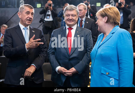 Belgien, Brüssel. 12. Juli 2018. (L - r) Andrej Babi ·, Ministerpräsident der Tschechischen Republik, Petro Poroschenko, Präsident der Ukraine, und die deutsche Bundeskanzlerin Angela Merkel (CDU) zu Beginn der Sitzung des Nordatlantikrats auf dem NATO-Gipfel. Vom 11. bis 12. Juli 2018 haben die Staats- und Regierungschefs der 29 Mitgliedstaaten der NATO und der EU wird das Gipfeltreffen der North Atlantic Treaty Organisation teilnehmen. Quelle: Bernd von Jutrczenka/dpa/Alamy leben Nachrichten Stockfoto