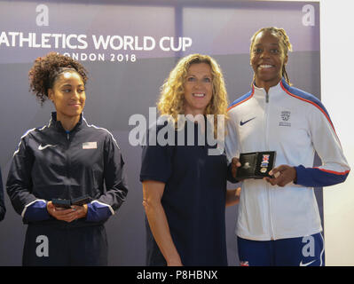 London, GB, 12. Juli 2018 Sally Gunnell, 1992 olympischen 400m Hürden Meister und Welt-, Europa- und Commonwealth Meister; ehemaliger Weltrekordhalter und Daley Thompson zwei Mal Zehnkampf-olympiasieger und Welt-, Europa- und Commonwealth Meister; ehemaliger Weltrekordhalter, wurden im Londoner Museum, präsentiert Platin Medaillen zu Team Captains, die bei der Leichtathletik Weltmeisterschaft konkurrieren diese Woche Ende zu 100 Jahre seit der ersten britischen Frauen sichern das Recht auf Sally Gunnell präsentieren Lothringen Ugen GB und Nordirland mit ihre Medaille Credit: Paul Quezada-Neiman/Alamy Liv Abstimmung Stockfoto
