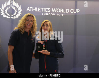 London, GB, 12. Juli 2018 Sally Gunnell, 1992 olympischen 400m Hürden Meister und Welt-, Europa- und Commonwealth Meister; ehemaliger Weltrekordhalter und Daley Thompson zwei Mal Zehnkampf-olympiasieger und Welt-, Europa- und Commonwealth Meister; ehemaliger Weltrekordhalter, wurden im Londoner Museum, präsentiert Platin Medaillen zu Team Captains, die bei der Leichtathletik Weltmeisterschaft konkurrieren diese Woche Ende zu 100 Jahre seit der ersten britischen Frauen das Recht Sally präsentiert Ninon Guillon-Romarin Frankreichs mit ihre Medaille Kredit zu stimmen: Paul Quezada-Neiman/Alamy leben Nachrichten Stockfoto