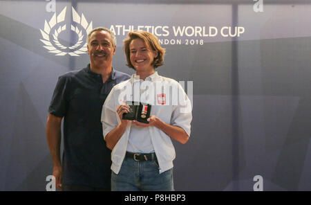 London, GB, 12. Juli 2018 Sally Gunnell, 1992 olympischen 400m Hürden Meister und Welt-, Europa- und Commonwealth Meister; ehemaliger Weltrekordhalter und Daley Thompson zwei Mal Zehnkampf-olympiasieger und Welt-, Europa- und Commonwealth Meister; ehemaliger Weltrekordhalter, wurden im Londoner Museum, präsentiert Platin Medaillen zu Team Captains, die bei der Leichtathletik Weltmeisterschaft konkurrieren diese Woche Ende zu 100 Jahre seit der ersten britischen Frauen sichern das Recht auf voteDley Thompson präsentiert Anna Jagaciak-Michalska Polens mit ihre Medaille Credit: Paul Quezada-Neiman/Alamy Live Ne Stockfoto