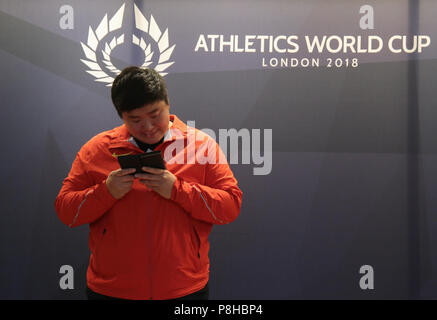 London, GB, 12. Juli 2018 Sally Gunnell, 1992 olympischen 400m Hürden Meister und Welt-, Europa- und Commonwealth Meister; ehemaliger Weltrekordhalter und Daley Thompson zwei Mal Zehnkampf-olympiasieger und Welt-, Europa- und Commonwealth Meister; ehemaliger Weltrekordhalter, wurden im Londoner Museum, präsentiert Platin Medaillen zu Team Captains, die bei der Leichtathletik Weltmeisterschaft konkurrieren diese Woche Ende zu 100 Jahre seit der ersten britischen Frauen das Wahlrecht Gong Lijiao China adnmiring ihre Medaille Credit: Paul Quezada-Neiman/Alamy leben Nachrichten Stockfoto