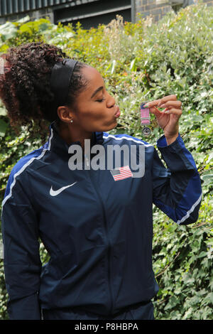 London, GB, 12. Juli 2018 Sally Gunnell, 1992 olympischen 400m Hürden Meister und Welt-, Europa- und Commonwealth Meister; ehemaliger Weltrekordhalter und Daley Thompson zwei Mal Zehnkampf-olympiasieger und Welt-, Europa- und Commonwealth Meister; ehemaliger Weltrekordhalter, wurden im Londoner Museum, präsentiert Platin Medaillen zu Team Captains, die bei der Leichtathletik Weltmeisterschaft konkurrieren diese Woche Ende zu 100 Jahre seit der ersten britischen Frauen das Wahlrecht, Königin Harrison aus den USA mit ihrer Medaille Credit: Paul Quezada-Neiman/Alamy leben Nachrichten Stockfoto