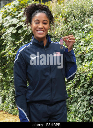 London, GB, 12. Juli 2018 Sally Gunnell, 1992 olympischen 400m Hürden Meister und Welt-, Europa- und Commonwealth Meister; ehemaliger Weltrekordhalter und Daley Thompson zwei Mal Zehnkampf-olympiasieger und Welt-, Europa- und Commonwealth Meister; ehemaliger Weltrekordhalter, wurden im Londoner Museum, präsentiert Platin Medaillen zu Team Captains, die bei der Leichtathletik Weltmeisterschaft konkurrieren diese Woche Ende zu 100 Jahre seit der ersten britischen Frauen das Wahlrecht, Königin Harrison aus den USA mit ihrer Medaille Credit: Paul Quezada-Neiman/Alamy leben Nachrichten Stockfoto