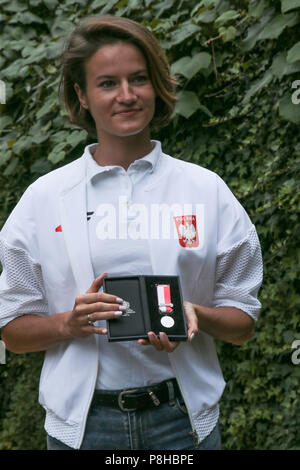 London, GB, 12. Juli 2018 Sally Gunnell, 1992 olympischen 400m Hürden Meister und Welt-, Europa- und Commonwealth Meister; ehemaliger Weltrekordhalter und Daley Thompson zwei Mal Zehnkampf-olympiasieger und Welt-, Europa- und Commonwealth Meister; ehemaliger Weltrekordhalter, wurden im Londoner Museum, präsentiert Platin Medaillen zu Team Captains, die bei der Leichtathletik Weltmeisterschaft konkurrieren diese Woche Ende zu 100 Jahre seit der ersten britischen Frauen sichern das Recht auf Anna Jagaciak-Michalska von Polen und ihre Medaille Credit: Paul Quezada-Neiman/Alamy Leben Nachrichten Abstimmung Stockfoto