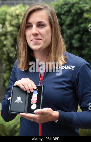 London, GB, 12. Juli 2018 Sally Gunnell, 1992 olympischen 400m Hürden Meister und Welt-, Europa- und Commonwealth Meister; ehemaliger Weltrekordhalter und Daley Thompson zwei Mal Zehnkampf-olympiasieger und Welt-, Europa- und Commonwealth Meister; ehemaliger Weltrekordhalter, wurden im Londoner Museum, präsentiert Platin Medaillen zu Team Captains, die bei der Leichtathletik Weltmeisterschaft konkurrieren diese Woche Ende zu 100 Jahre seit der ersten britischen Frauen das Wahlrecht, Ninon Guillon-Romarin Frankreichs mit ihre Medaille Credit: Paul Quezada-Neiman/Alamy leben Nachrichten Stockfoto