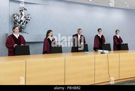 12. Juli 2018, Deutschland, Karlsruhe: Der dritte Zivilsenat am Bundesgerichtshof (BGH), Susanne Arend (L-R), Ulrike Liebert, Ulrich Herrmann (Vorsitzender), Babette Pohl und Valeska Boettcher, liefert das Urteil in Bezug auf die Frage, ob Eltern den Zugang zu den Facebook Account ihrer verstorbenen Tochter erlaubt sind. Dem Urteil zufolge müssen die Eltern als Erben müssen Zugriff auf die Facebook-Konto ihrer verstorbenen Tochter, die seit fünfeinhalb Jahren blockiert wurde, gewährt werden. Foto: Uli Deck / dpa Stockfoto