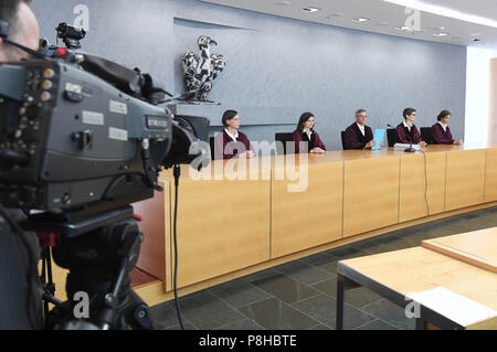 12. Juli 2018, Deutschland, Karlsruhe: Der dritte Zivilsenat am Bundesgerichtshof (BGH), Susanne Arend (L-R), Ulrike Liebert, Ulrich Herrmann (Vorsitzender), Babette Pohl und Valeska Boettcher, liefert das Urteil in Bezug auf die Frage, ob Eltern den Zugang zu den Facebook Account ihrer verstorbenen Tochter erlaubt sind. Im Vordergrund steht eine Fernsehkamera, die eine Live-Übertragung der Satz der Aufnahme. Dem Urteil zufolge müssen die Eltern als Erben müssen Zugriff auf die Facebook-Konto ihrer verstorbenen Tochter, die seit fünfeinhalb Jahren blockiert wurde, gewährt werden. Foto: Uli De Stockfoto