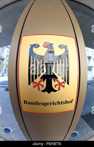 12. Juli 2018, Deutschland, Karlsruhe: ein Schild mit Bundesadler und das Logo der Bundesgerichtshof (BGH), der BGH mit einem Fish-eye Objektiv fotografiert. Die dritte der Senat hat das Urteil in Bezug auf die Frage, ob Eltern den Zugang zu den Facebook Account ihrer verstorbenen Tochter erlaubt sind. Dem Urteil zufolge müssen die Eltern als Erben müssen Zugriff auf die Facebook-Konto ihrer verstorbenen Tochter, die seit fünfeinhalb Jahren blockiert wurde, gewährt werden. Foto: Uli Deck / dpa Stockfoto