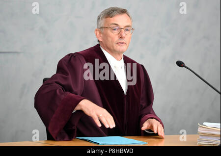 12. Juli 2018, Deutschland, Karlsruhe: Ulrich Herrmann, Vorsitzende der dritte zivilsenat am Bundesgerichtshof (BGH), liefert das Urteil in Bezug auf die Frage, ob Eltern den Zugang zu den Facebook Account ihrer verstorbenen Tochter erlaubt sind. Dem Urteil zufolge müssen die Eltern als Erben müssen Zugriff auf die Facebook-Konto ihrer verstorbenen Tochter, die seit fünfeinhalb Jahren blockiert wurde, gewährt werden. Foto: Uli Deck / dpa Stockfoto