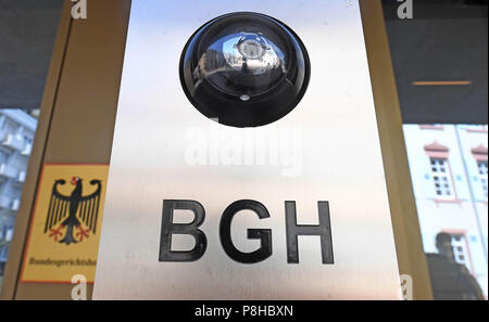 12. Juli 2018, Deutschland, Karlsruhe: ein Schild mit Bundesadler und das Logo der Bundesgerichtshof (BGH), sowie der BGH Akronym, fotografiert an der BGH. Die dritte der Senat hat das Urteil in Bezug auf die Frage, ob Eltern den Zugang zu den Facebook Account ihrer verstorbenen Tochter erlaubt sind. Dem Urteil zufolge müssen die Eltern als Erben müssen Zugriff auf die Facebook-Konto ihrer verstorbenen Tochter, die seit fünfeinhalb Jahren blockiert wurde, gewährt werden. Foto: Uli Deck / dpa Stockfoto