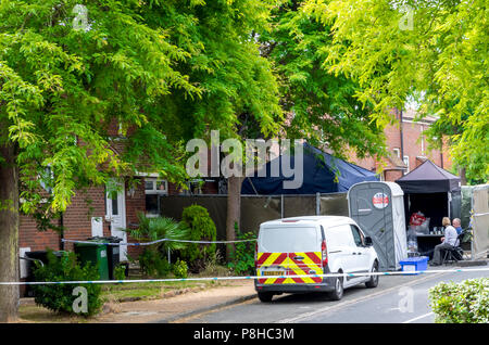 Croxden Way, Willingdon, Eastbourne, East Sussex, Großbritannien. Juli 2018. Ermittlungen der Polizei wegen Mordes nach dem Tod von zwei Personen bei einem Hausbrand in Eastbourne East Sussex. . Das Feuer in Croxden Way, Willingdon, Eastbourne, begann in den frühen Morgenstunden. Die Opfer wurden von der Polizei als Gina Ingles und ihr 4-jähriger Sohn benannt. Gina Ingles Partner Toby Jarrett hat Verbrennungen bekommen. UPDATE 16. April 2021. Am 27. Mai 2021 wurden Jacob Barnard und Andrew Milne vor Gericht in Brighton wegen Mordes verurteilt. Kredit: Newspics UK South/Alamy Live Nachrichten Stockfoto