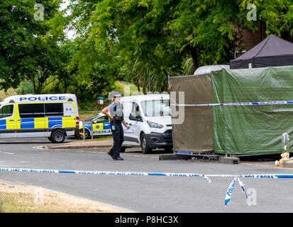 Croxden Way, Willingdon, Eastbourne, East Sussex, Großbritannien. Juli 2018. Ermittlungen der Polizei wegen Mordes nach dem Tod von zwei Personen bei einem Hausbrand in Eastbourne East Sussex. . Das Feuer in Croxden Way, Willingdon, Eastbourne, begann in den frühen Morgenstunden. Die Opfer wurden von der Polizei als Gina Ingles und ihr 4-jähriger Sohn benannt. Gina Ingles Partner Toby Jarrett hat Verbrennungen bekommen. UPDATE 16. April 2021. Am 27. Mai 2021 wurden Jacob Barnard und Andrew Milne vor Gericht in Brighton wegen Mordes verurteilt. Kredit: Newspics UK South/Alamy Live Nachrichten Stockfoto