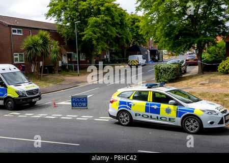 Croxden Way, Willingdon, Eastbourne, East Sussex, Großbritannien. Juli 2018. Ermittlungen der Polizei wegen Mordes nach dem Tod von zwei Personen bei einem Hausbrand in Eastbourne East Sussex. . Das Feuer in Croxden Way, Willingdon, Eastbourne, begann in den frühen Morgenstunden. Die Opfer wurden von der Polizei als Gina Ingles und ihr 4-jähriger Sohn benannt. Gina Ingles Partner Toby Jarrett hat Verbrennungen bekommen. UPDATE 16. April 2021. Am 27. Mai 2021 wurden Jacob Barnard und Andrew Milne vor Gericht in Brighton wegen Mordes verurteilt. Kredit: Newspics UK South/Alamy Live Nachrichten Stockfoto