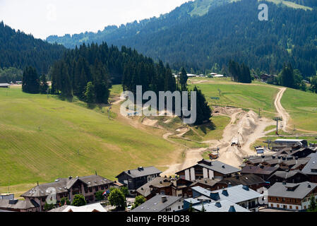 Der Mann machte Dämme der ein Mountainbike Kurs für eine grosse Konkurrenz an Les Gets Haute-Savoie Portes du Soleil Frankreich Stockfoto