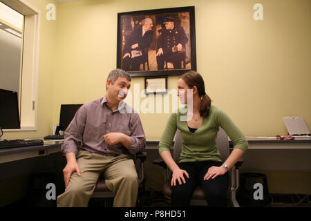 80-jähriges Bestehen feiern. LPFDR Archivare Matt Hanson und Sarah Malcolm Kanal 80 die kooperativen Geist von Franklin Roosevelt und Winston Churchill in 80 der Bibliothek "Innovation Lab."; Ort: Franklin D. Roosevelt Presidential Library Innovation Lab, Hyde Park, New York; Stockfoto