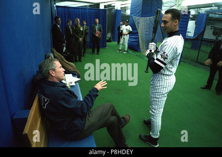 911 Präsident George W. Präsident George W. Bush spricht mit Yankee shortstop Derek Jeter Dienstag, Oktober 30, 2001, bevor Sie werfen den zeremoniellen ersten Pitch in Spiel 3 der World Series zwischen den Arizona Diamondbacks und die New York Yankees im Yankee Stadium in New York. Stockfoto