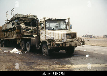 A2P 25 TEL auf einem Faun Herkules Heavy Equipment Transporter. Eine irakische Faun Herkules Traktor Lkw mit Sattelauflieger mit einem Tank zeigt Kampf Schaden nach dem Rückzug der irakischen Streitkräfte entlang der Autobahn Basra-Kuwait aus Kuwait City während der Operation Desert Storm. Stockfoto